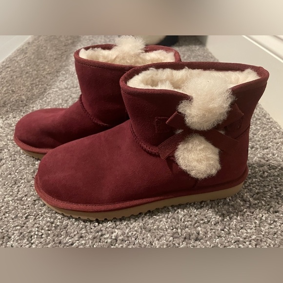 Koolaburra Shoes - Koolaburra by UGG. Size 7. Cranberry color low boot.